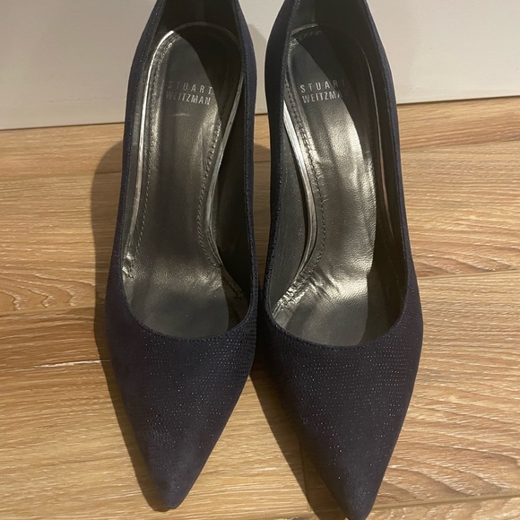 Stuart Weitzman Women’s size 9, navy suede rain dotted pump - Picture 3 of 3